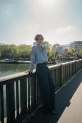 SEIDENBLUSE MIT BLAUEN STREIFEN