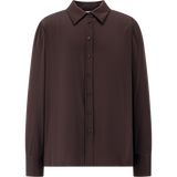 GLÄNZENDE SEIDENBLUSE IN BRAUN